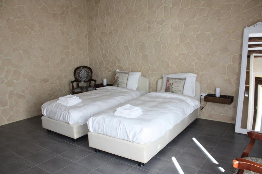 Gite Chevannes Fours  Quarto foto